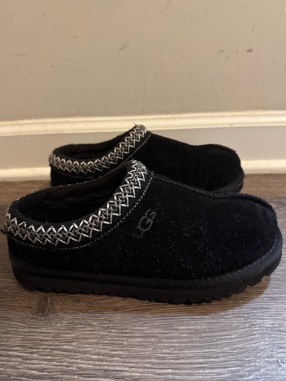 Black Tasman Ugg slippers